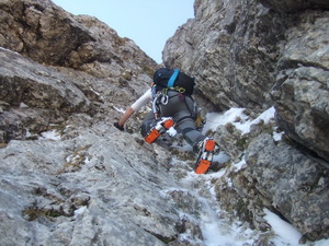 Markus startet in die steile Felsrinne