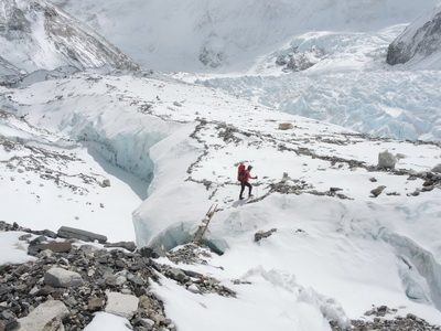 Am Gyabrag-Gletscher, wir nannten diese Stelle mit der Leiter 'Little Khumbu'