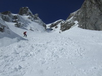 Nach der Engstelle wird's wieder breiter, durch die Sonneneinstrahlung aber auch der Schnee tiefer.