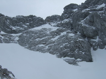 Blick zurück in Richtung Gipfelrinne, rechts geht die schmale Rinne rein, links wartet die Felsbarriere