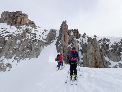 Eine kurze steile Rinne auf den Col du Tour