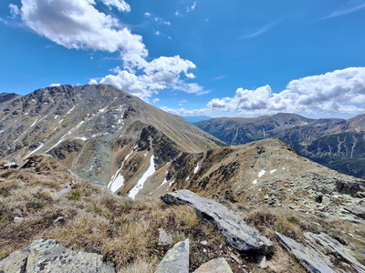 Blick vom Schrimpfkogel auf das Geierhaupt. Der Abstieg erfolgt über den Rücken in Bildmitte