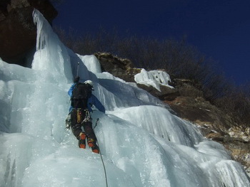 Markus im großen Eisfall - temperaturbedingt war das Eis sehr spröde