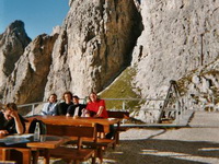 Das Team vor der Hütte