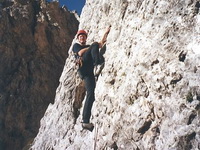 Werner klettert im hüttennahen Klettergarten