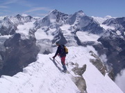 Walter vor imposantem Panorama am ausgesetzten Schneegrat