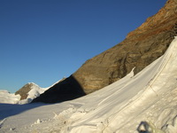 Schon von der Hütte aus gut sichtbar der Mönch OSO Grat