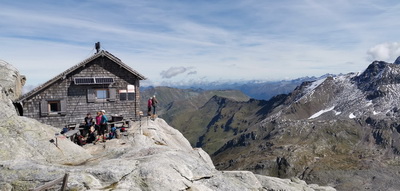 Die Rojacherhütte, die Gruppe macht eine Pause
