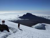 beim Abstieg am Kraterrand der Schnee am Kilimanjaro
