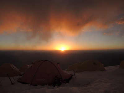 Sonnenuntergang über dem Karakorum in Camp 2