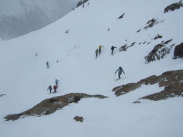 Die Gruppe beim Aufstieg durch die Steilrinne