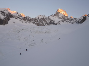 Morgendlicher Start zur Gipfeletappe auf den Mont Dolent