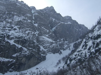 Blick in die Nordostwand des Mangart, hier gibt es ordentliche Eislinien
