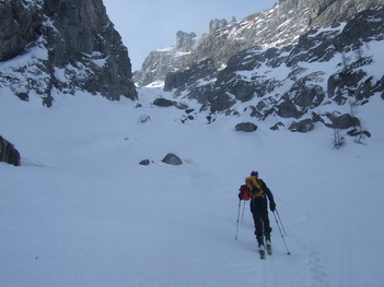 Skibergsteigen auf den Mangart über das Valle della Lavina und die Gipfelrinne