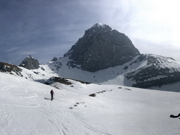 Skibergsteigen auf den Mangart über das Valle della Lavina und die Gipfelrinne