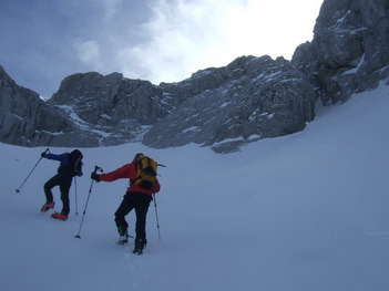 Skibergsteigen auf den Mangart über das Valle della Lavina und die Gipfelrinne