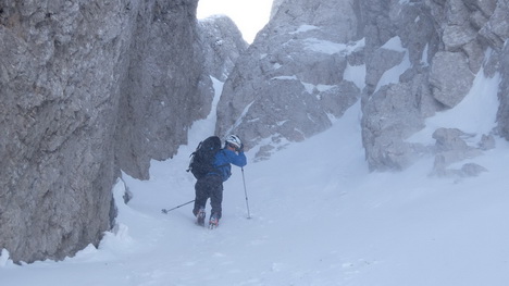 Markus einghüllt von Spindrift, kurz vor der Steilstufe