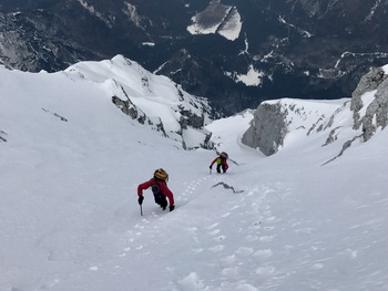 Skibergsteigen auf den Mangart über das Valle della Lavina und die Gipfelrinne