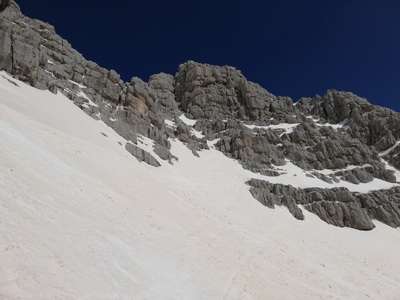 In der Bildmitte, der Skilehrerweg, eine seilversicherte Steilrinne