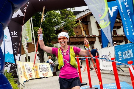 Gratulation, Barbara finisht bravourös ihren ersten Marathon Trail!