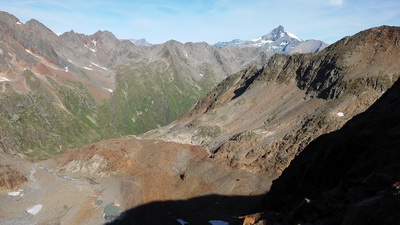 Auf der Hornscharte (2958m) - ein erster Blick auf den Großglockner, sowie die Elberfelderhütte (links unten)